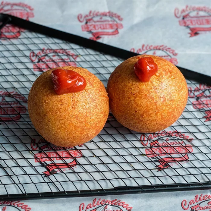 Buñuelo relleno partido, con el relleno a la vista
