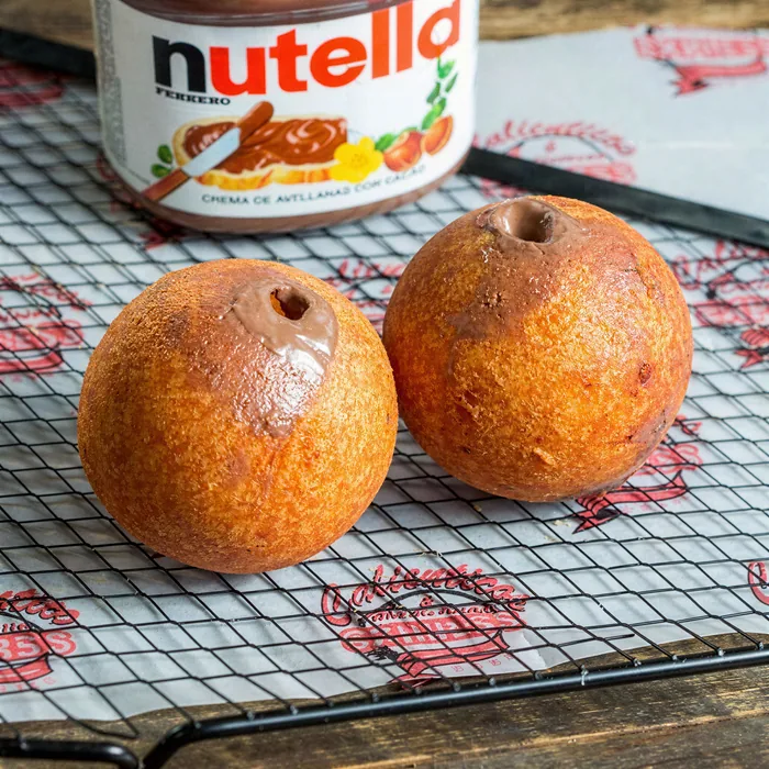 Buñuelo relleno de chocolate partido a la mitad